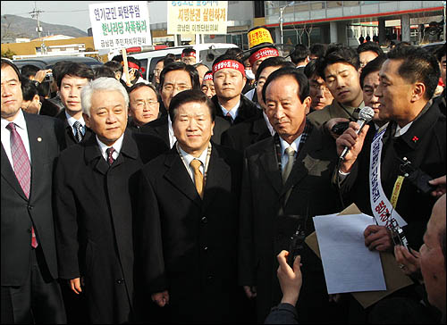 국회 신행정수도후속대책및지역균형발전특별위원회는 6일 오후 신행정수도 예정지 였던 충남 연기-공주를 방문 했으나 주민들로 부터 '주민의견을 외면한다'는 쓴소리를 들어야 했다. 